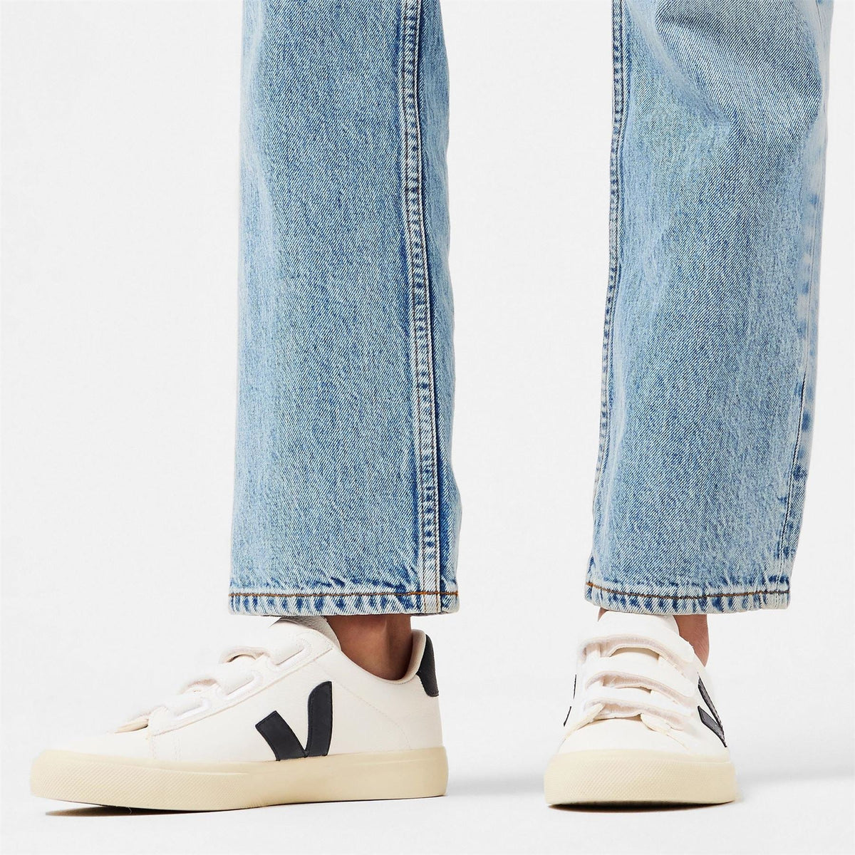 VEJA Womens Recife Leather Velcro Court Trainers